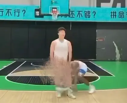免费观看《牛教练的裤子》HD高清版-黑哥不讲武德偷袭牛教练裤子名场面-牛教练的裤子被扯后追着黑哥满球场跑